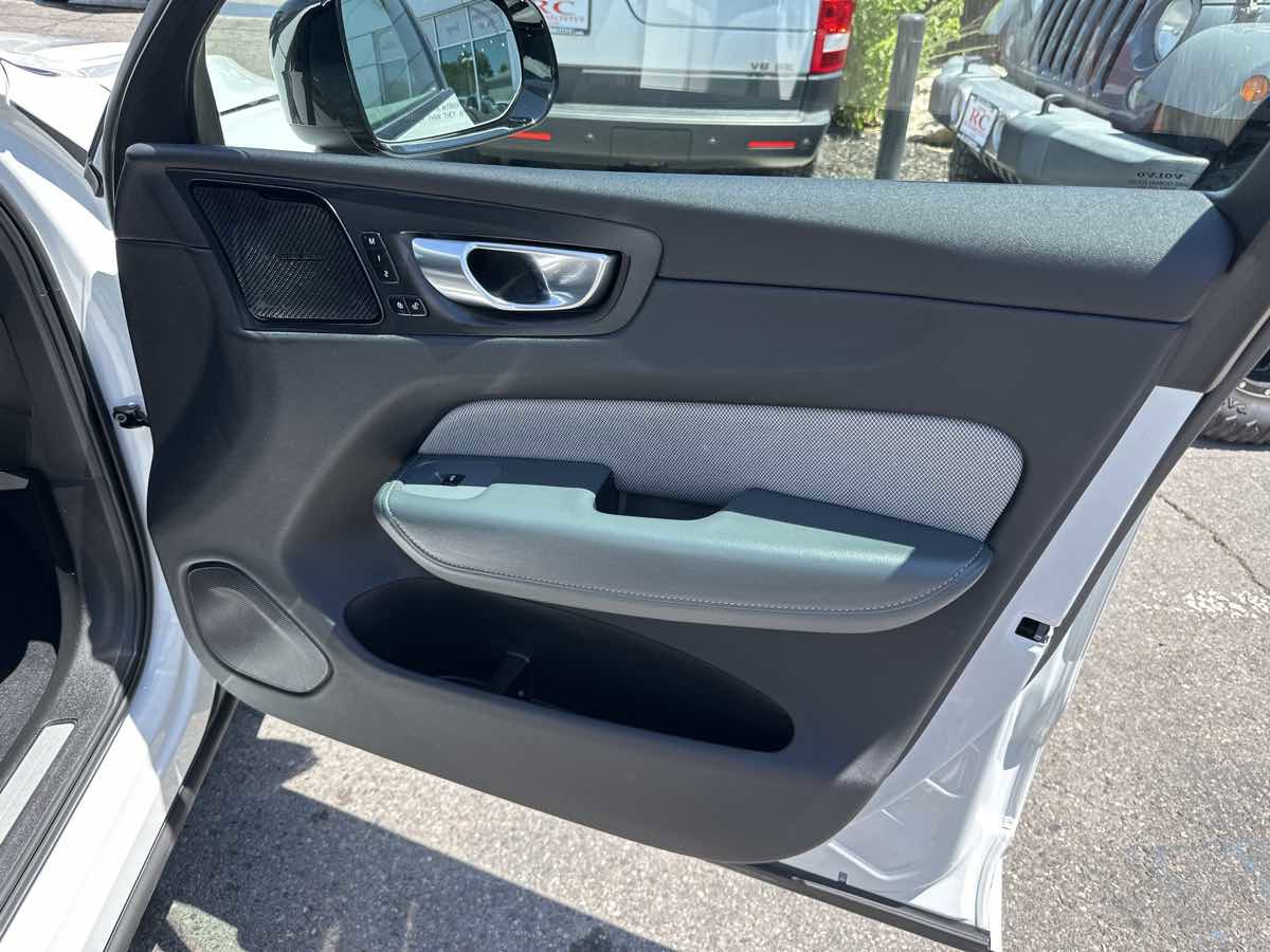 Used 2022 Volvo XC60 T8 R-Design w/ Advanced Package image 21