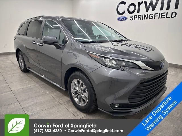Used 2025 Toyota Sienna XLE image 6