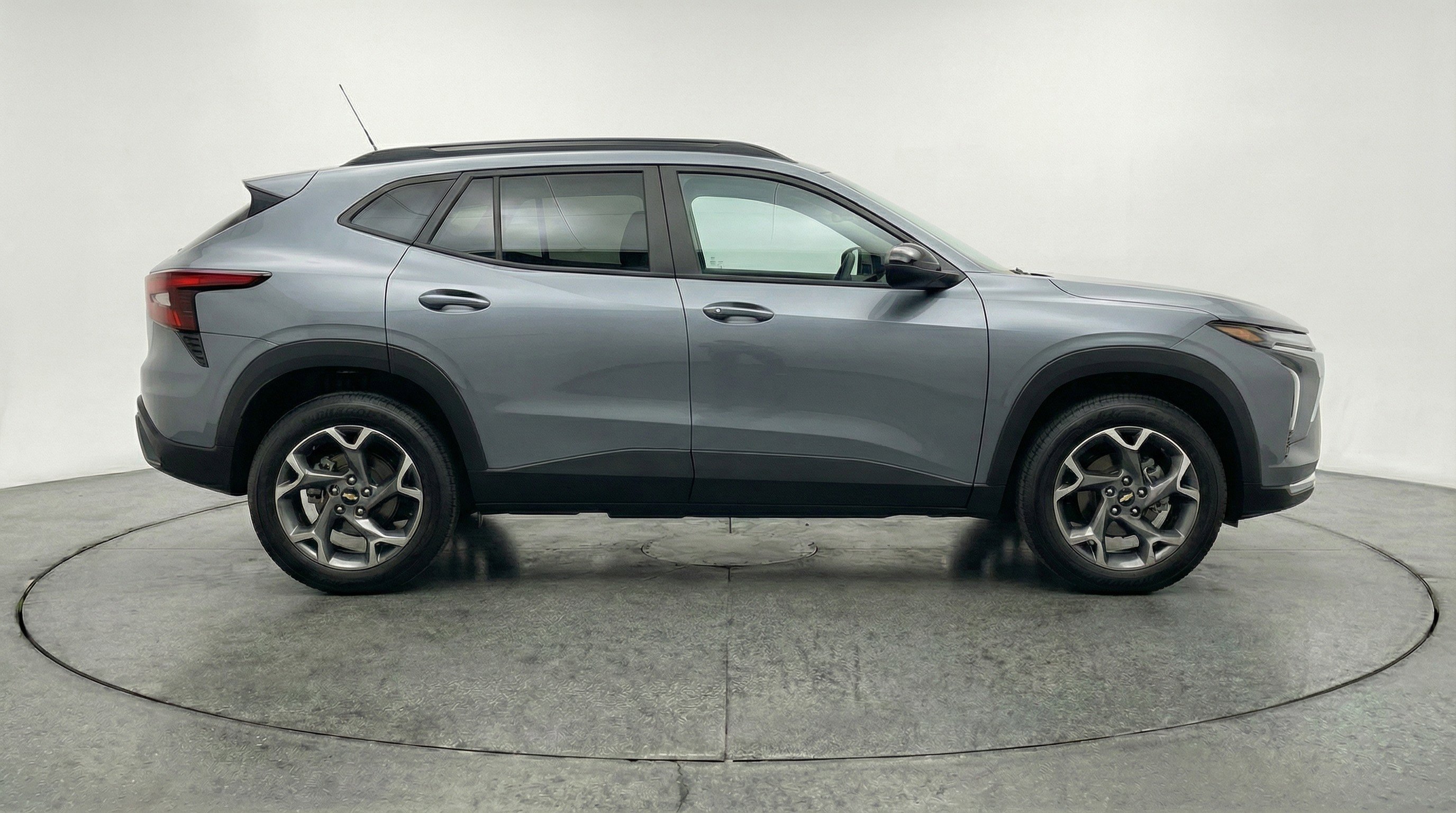 Used 2025 Chevrolet Trax LT image 11