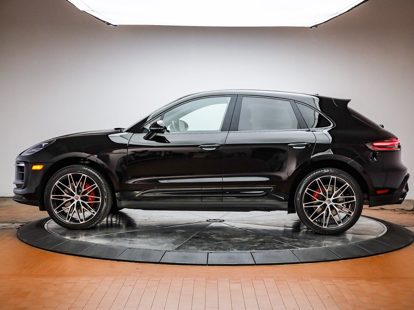 Certified 2025 Porsche Macan S AWD/4WD image 2