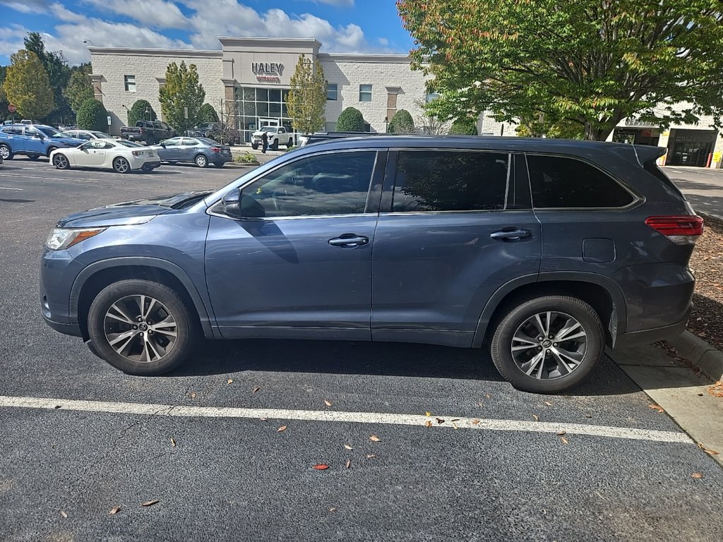 Used 2018 Toyota Highlander LE FWD image 4