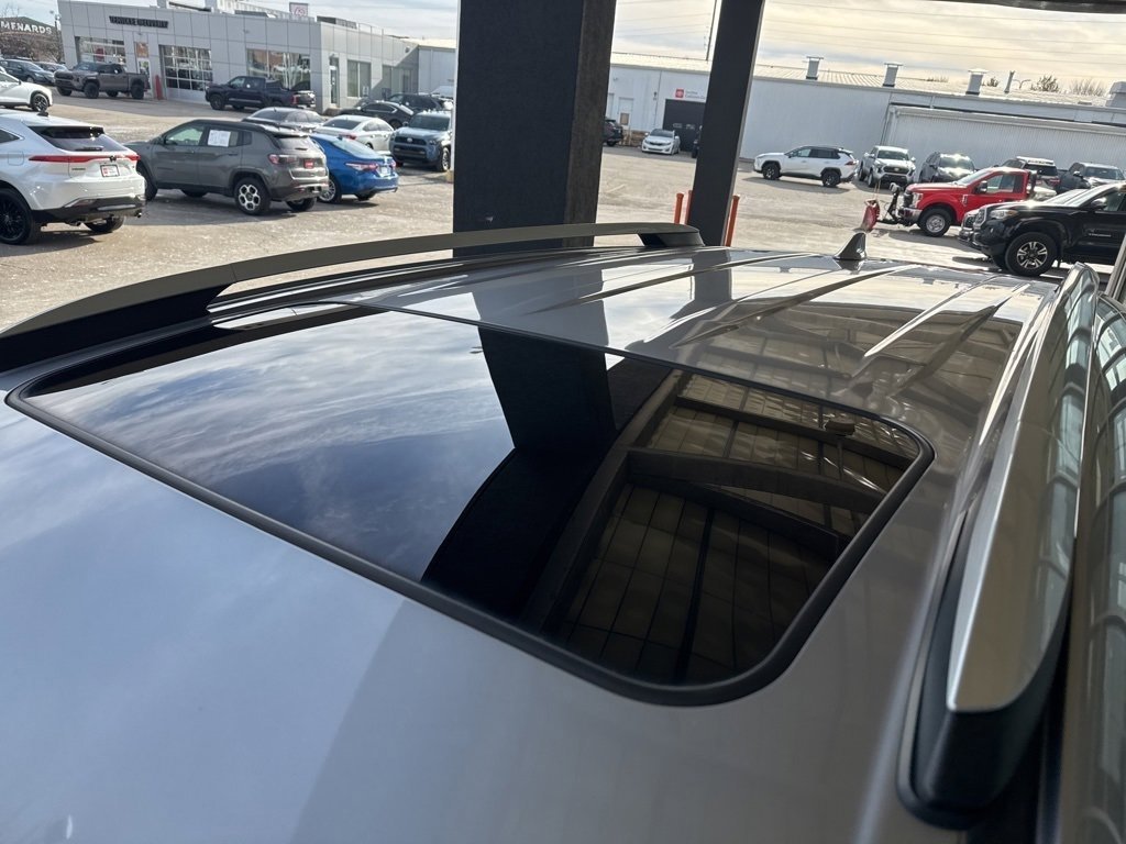 Used 2016 Toyota RAV4 Limited image 18