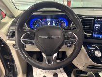 Used 2023 Chrysler Pacifica Touring-L FWD image 5