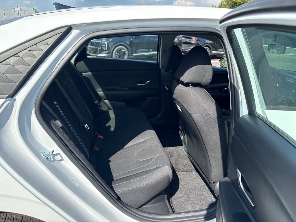 Used 2025 Hyundai Elantra Hybrid FWD image 26