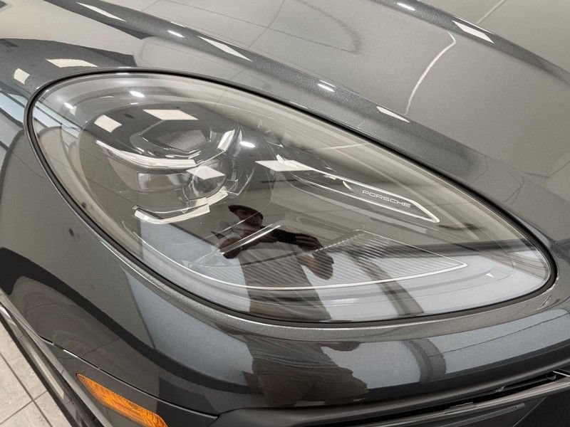 Certified 2025 Porsche Macan AWD/4WD image 11