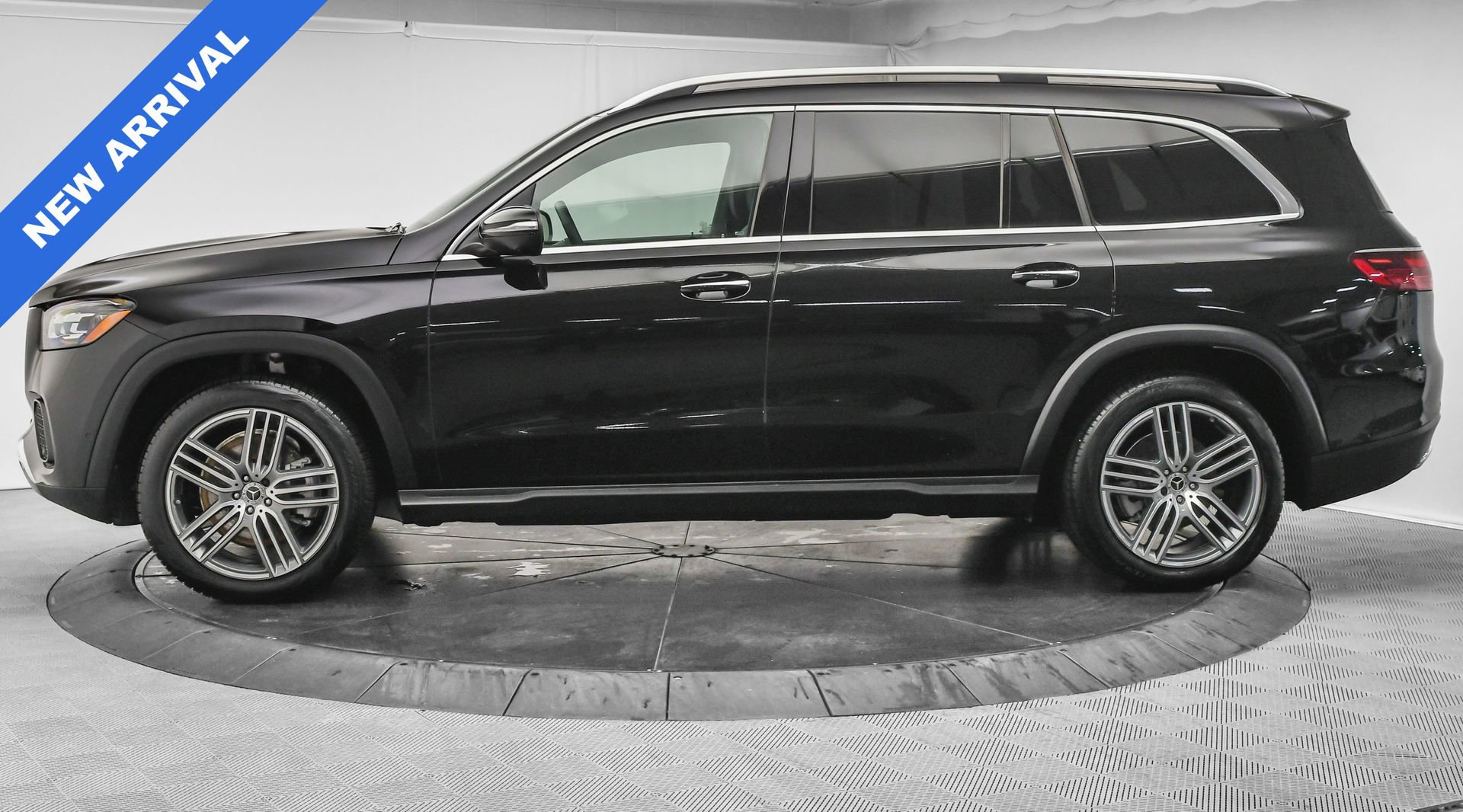 Used 2025 Mercedes-Benz GLS 450 4MATIC image 4