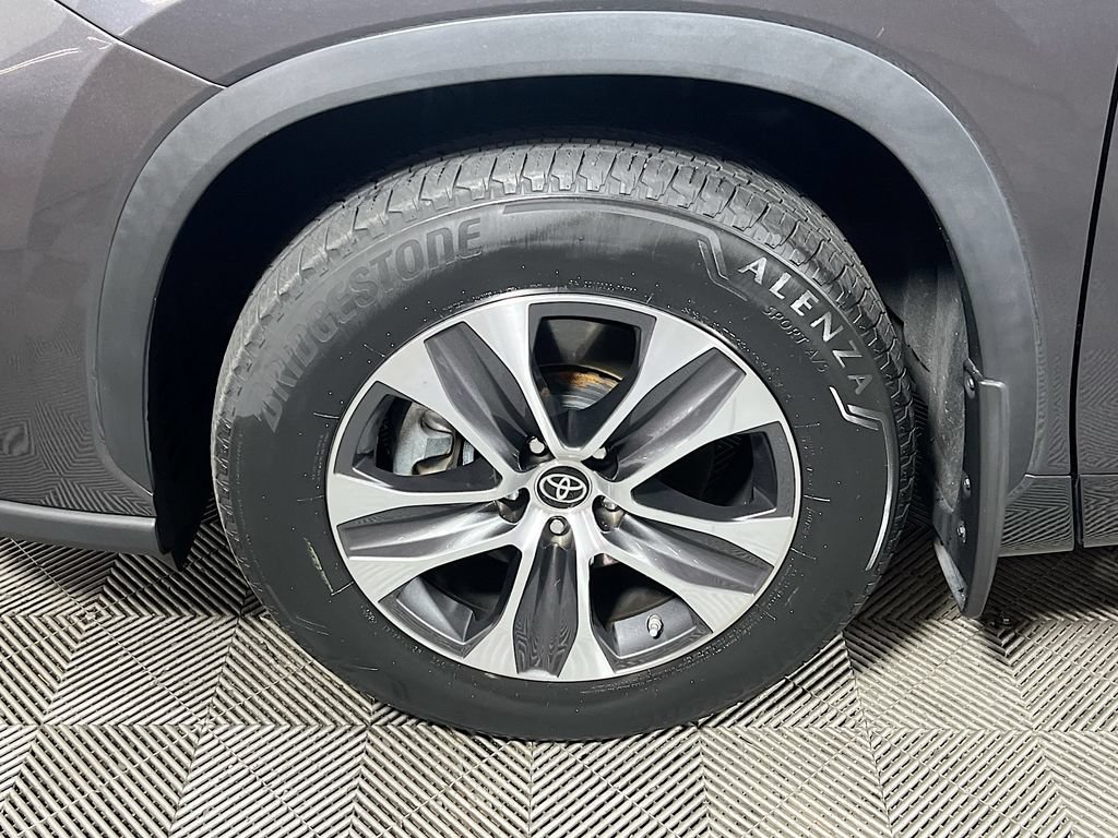 Used 2022 Toyota Highlander XLE AWD/4WD image 29