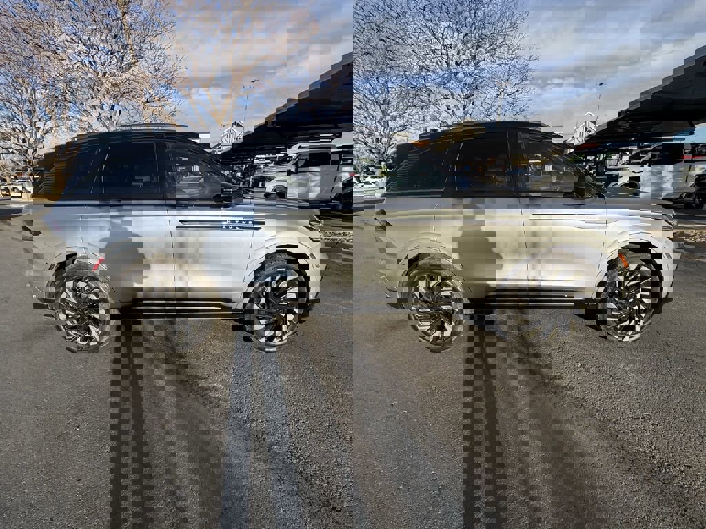 Used 2024 Lincoln Nautilus Reserve w/ Equipment Group 202A image 3