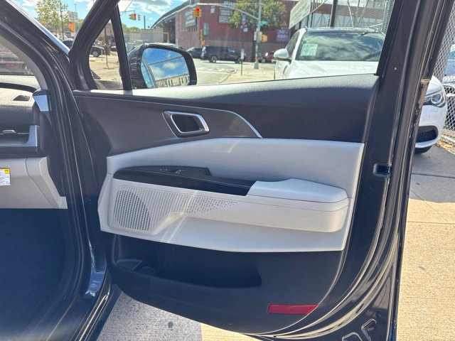 Used 2022 Kia Carnival LX FWD image 30