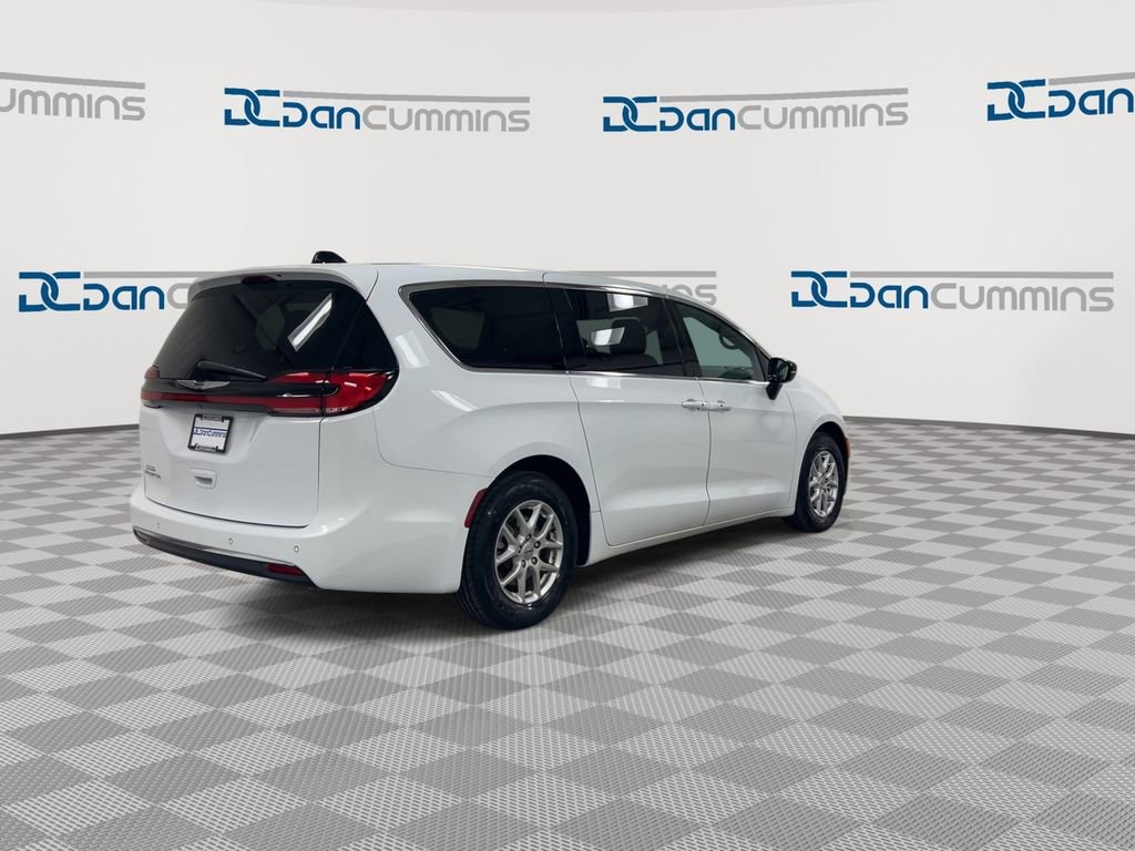 Used 2025 Chrysler Pacifica Select image 8