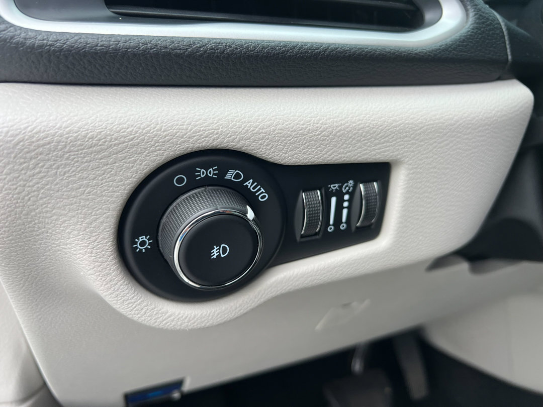 Used 2023 Chrysler Pacifica Touring-L image 20