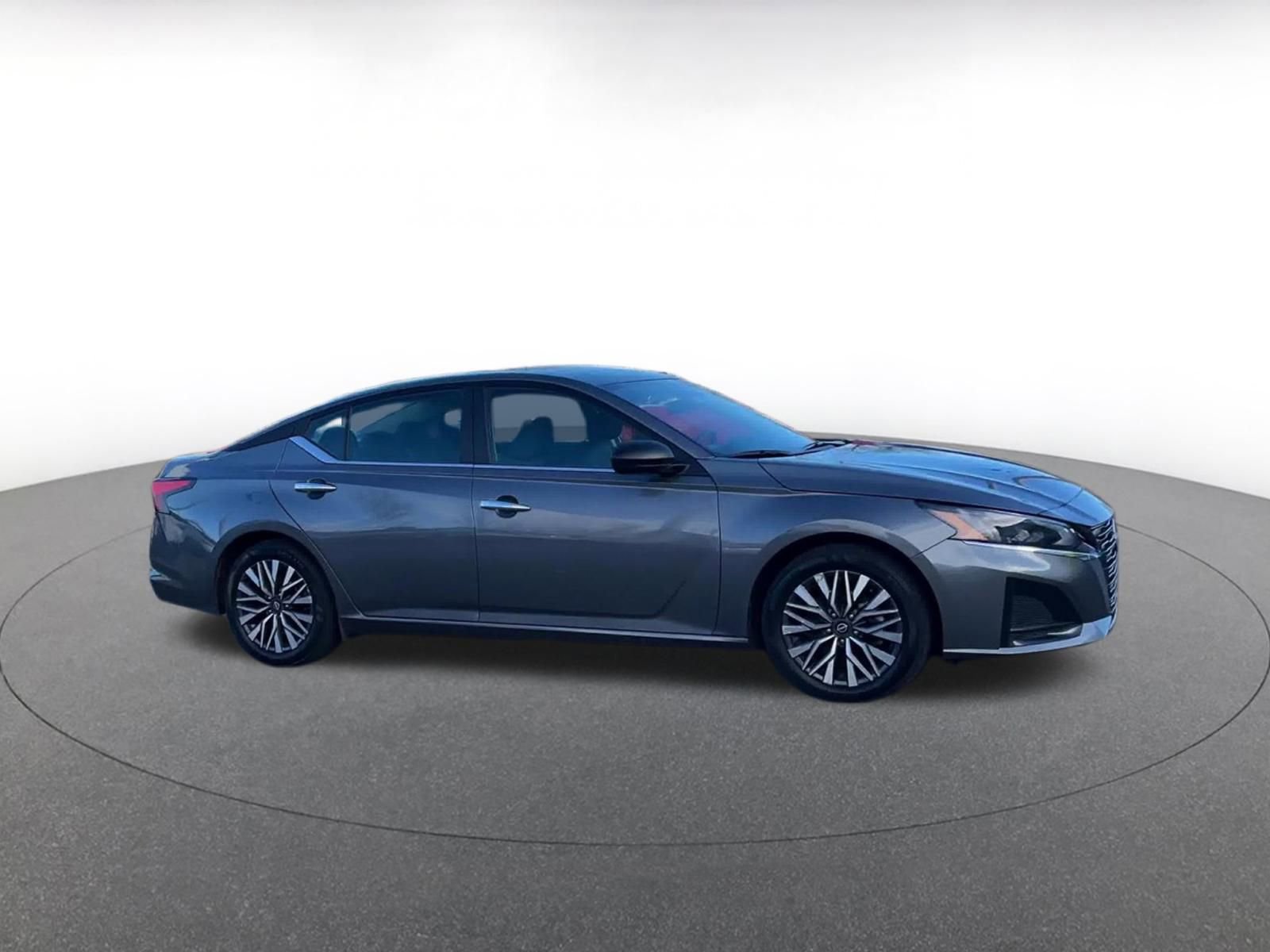 Used 2025 Nissan Altima 2.5 SV image 2