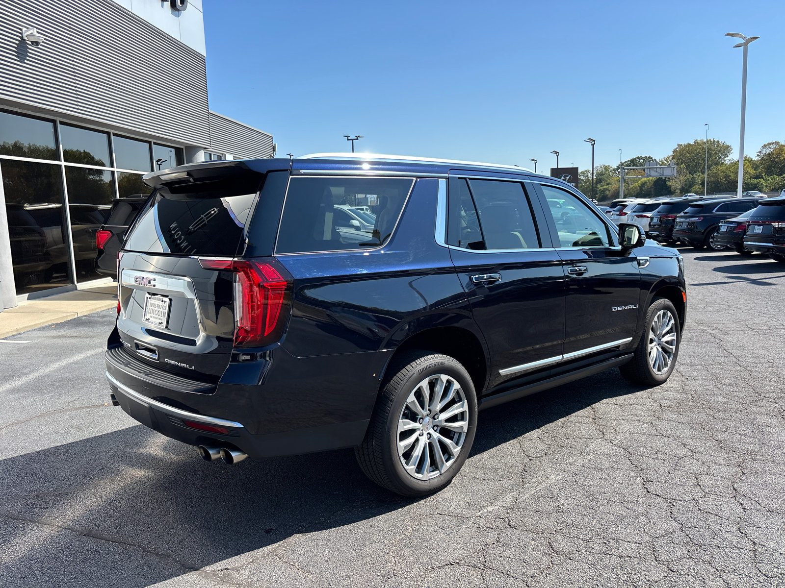 Used 2021 GMC Yukon Denali w/ Denali Premium Package image 7