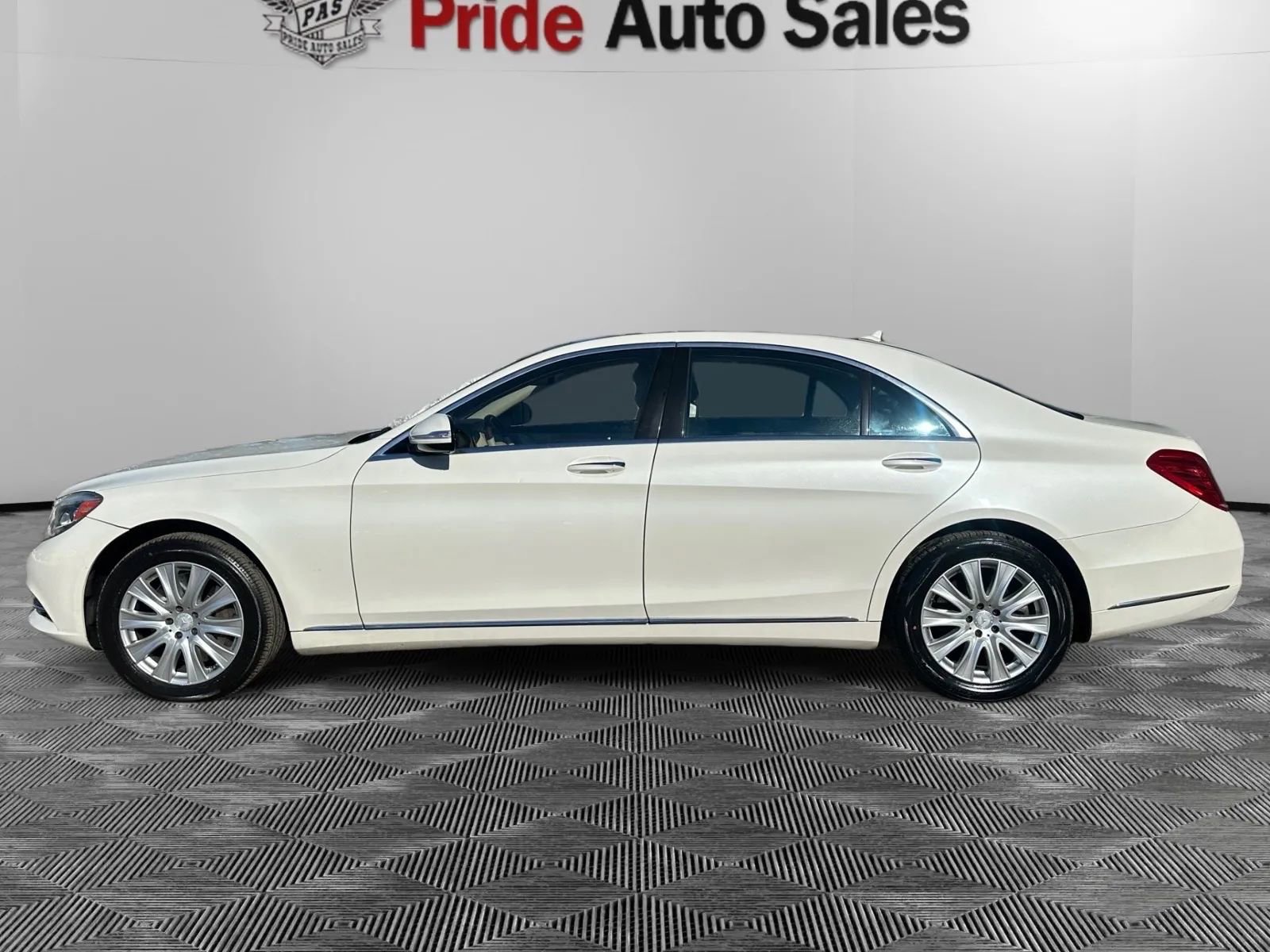 Used 2015 Mercedes-Benz S 550 Sedan image 4