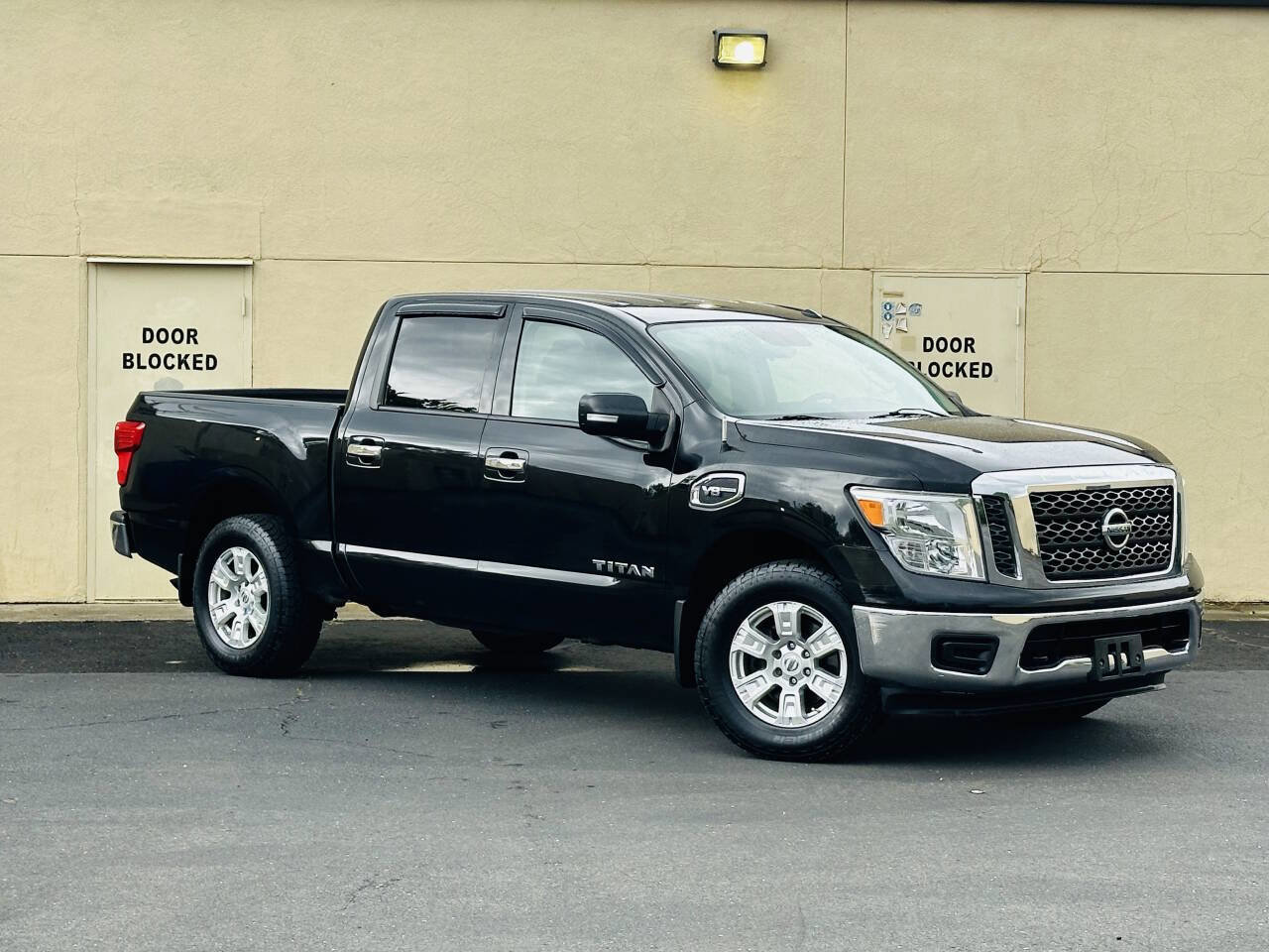Used 2017 Nissan Titan SV AWD/4WD image 2