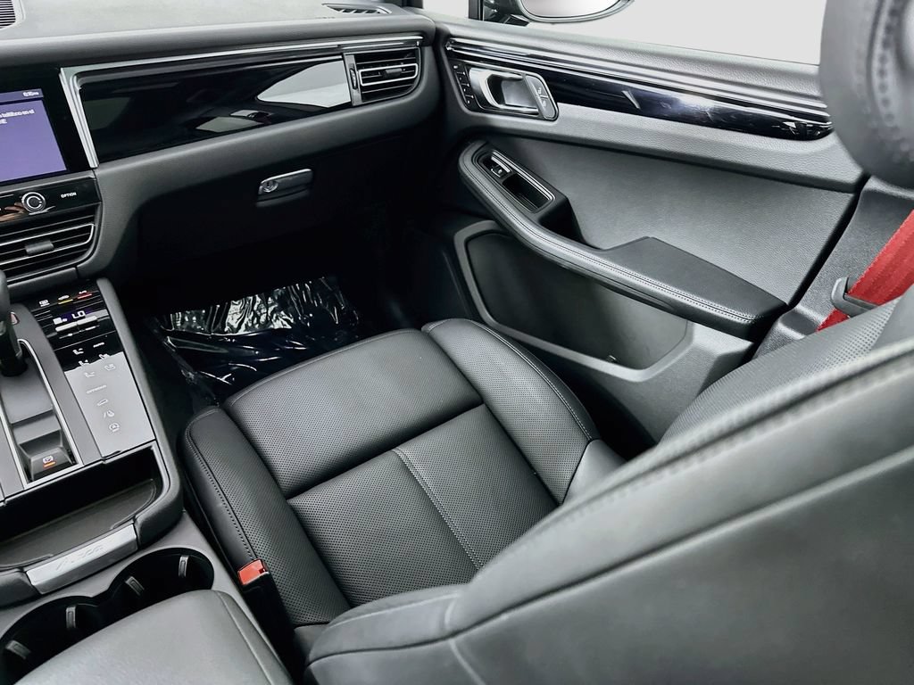 Certified 2026 Porsche Macan AWD/4WD image 26