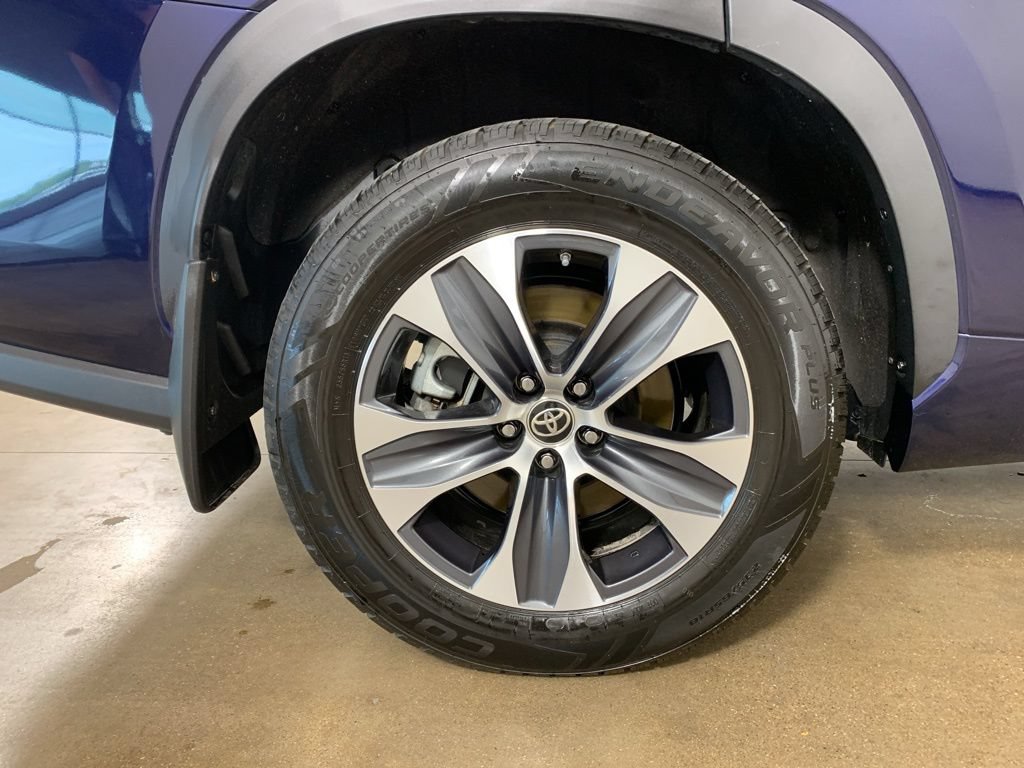 Used 2023 Toyota Highlander XLE AWD/4WD image 42