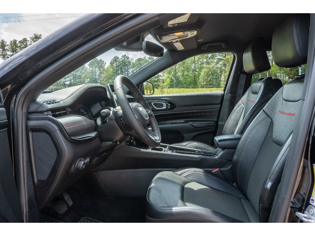 Used 2025 Jeep Compass Trailhawk image 12