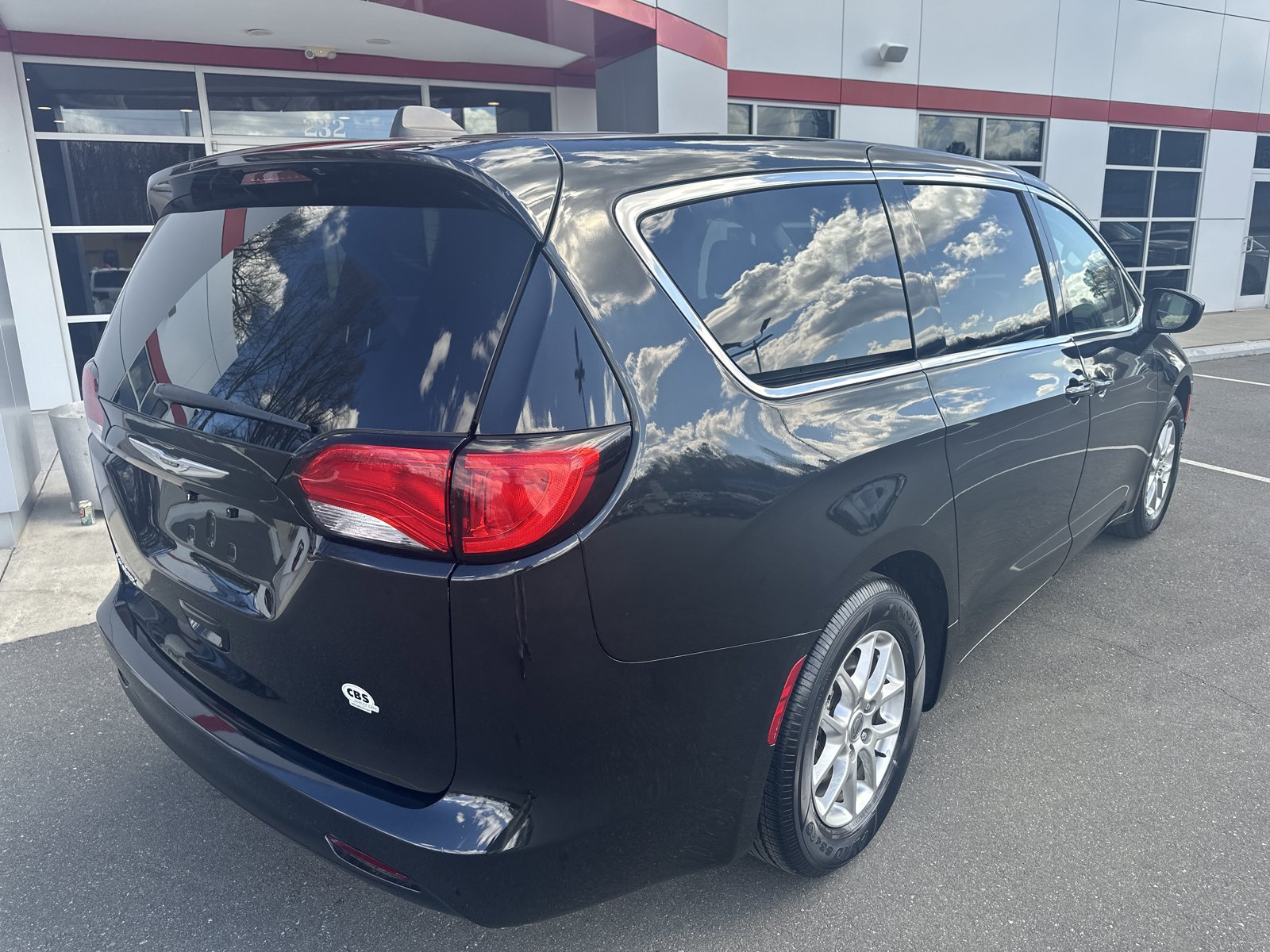 Used 2023 Chrysler Voyager LX FWD image 8