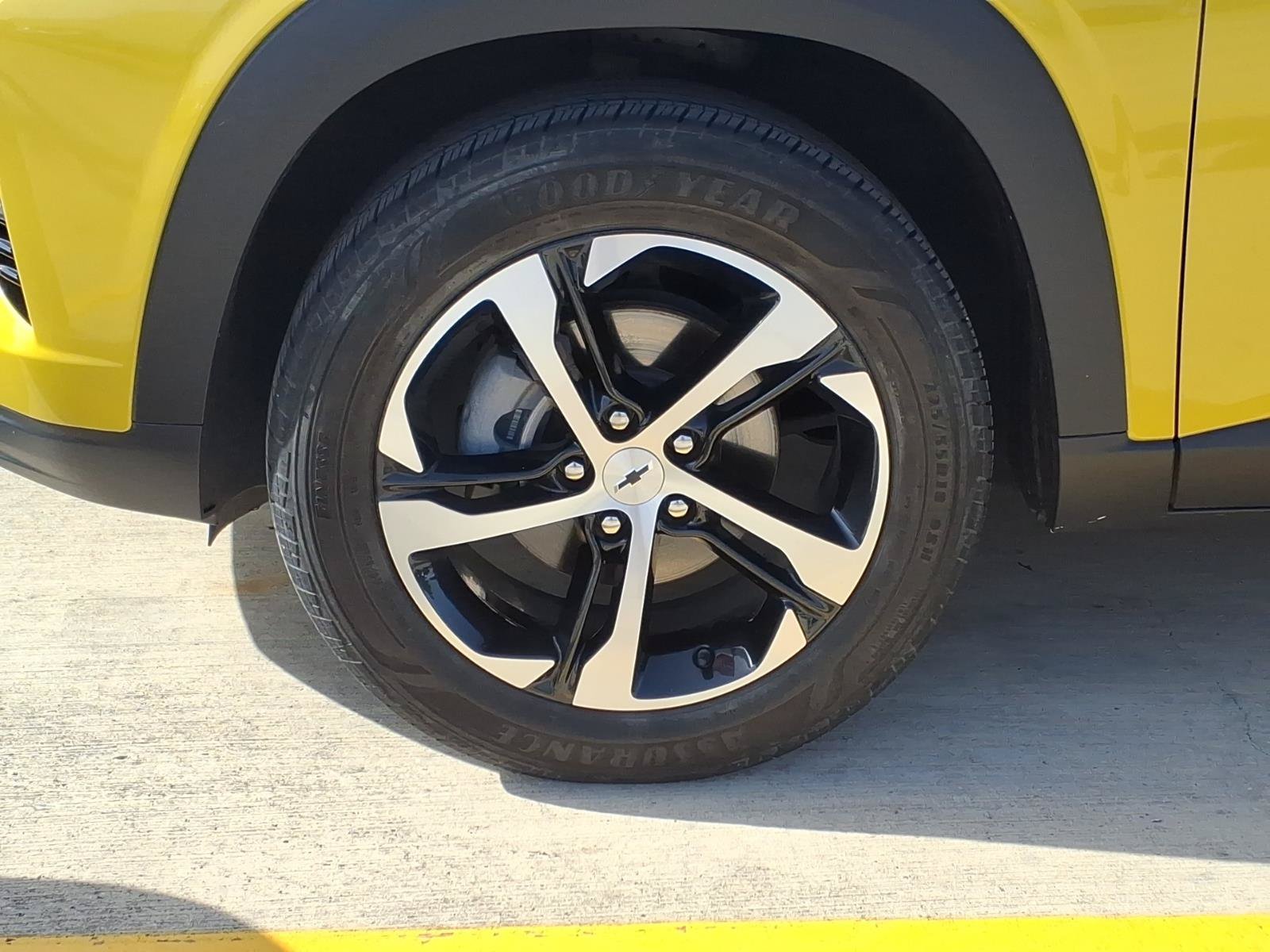 Used 2025 Chevrolet Trax RS FWD image 3