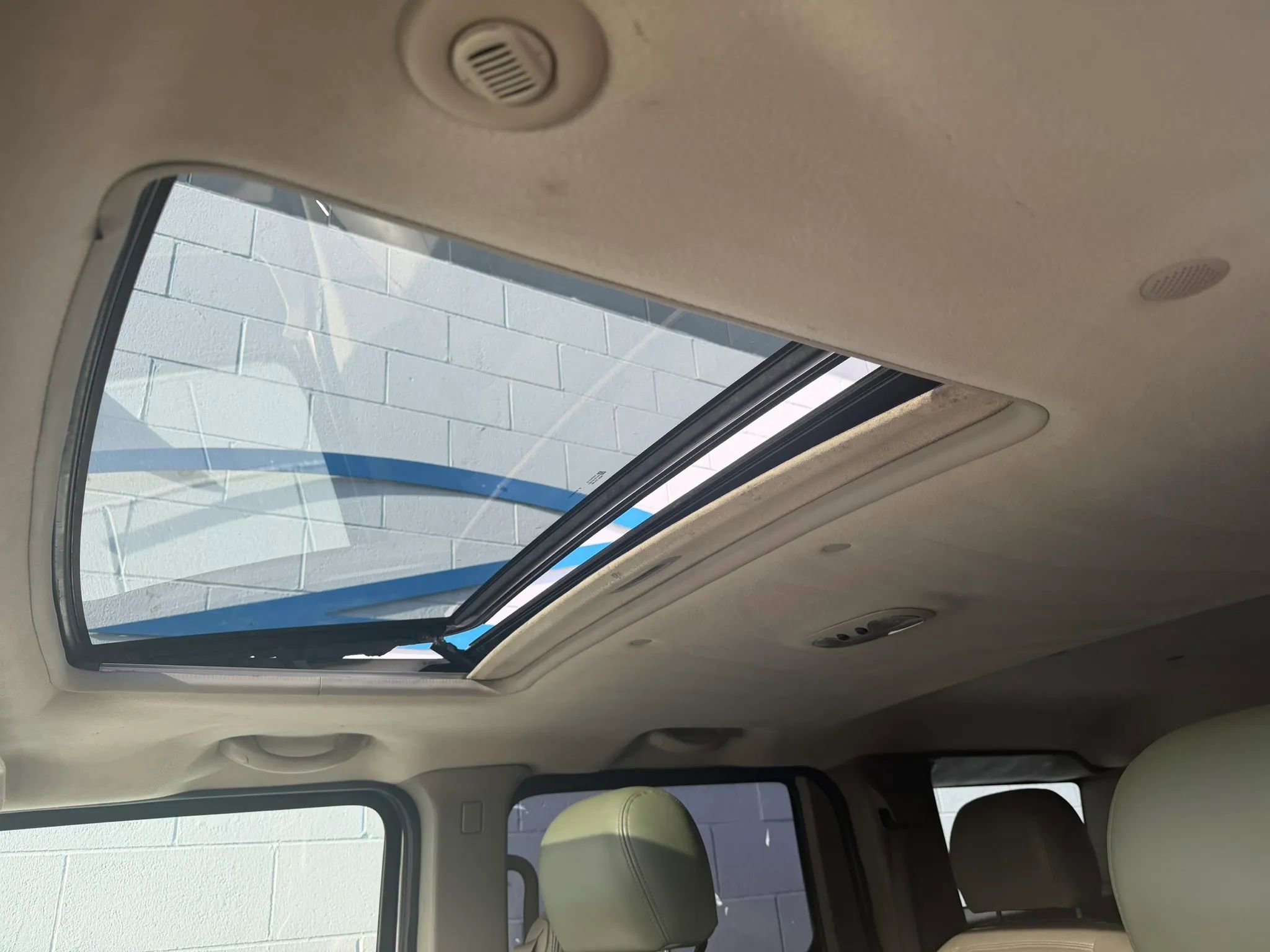 Used 2004 HUMMER H2 w/ Preferred Equipment Group image 18