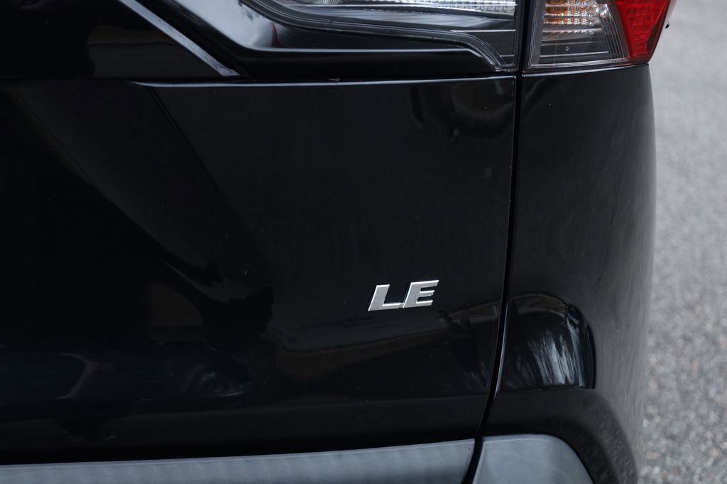 Used 2021 Toyota RAV4 LE image 22