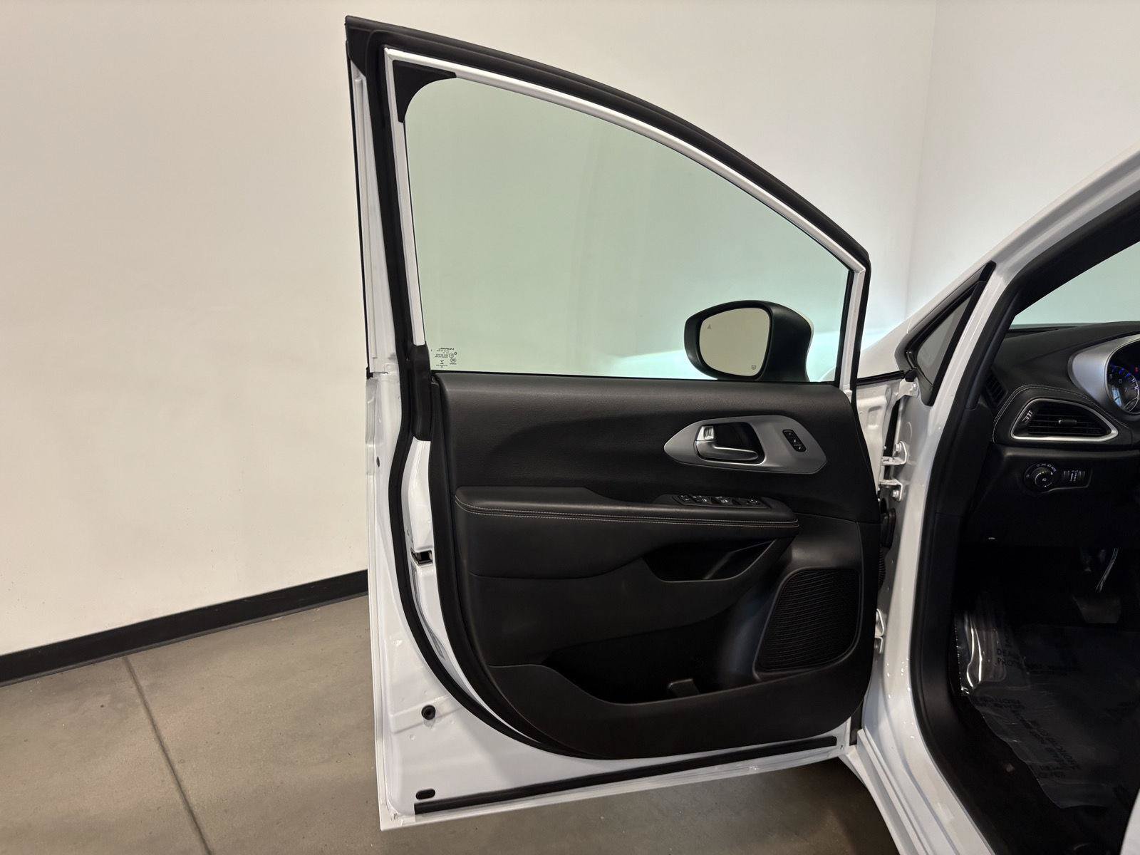 Used 2023 Chrysler Pacifica Touring-L w/ S Appearance Package FWD image 10