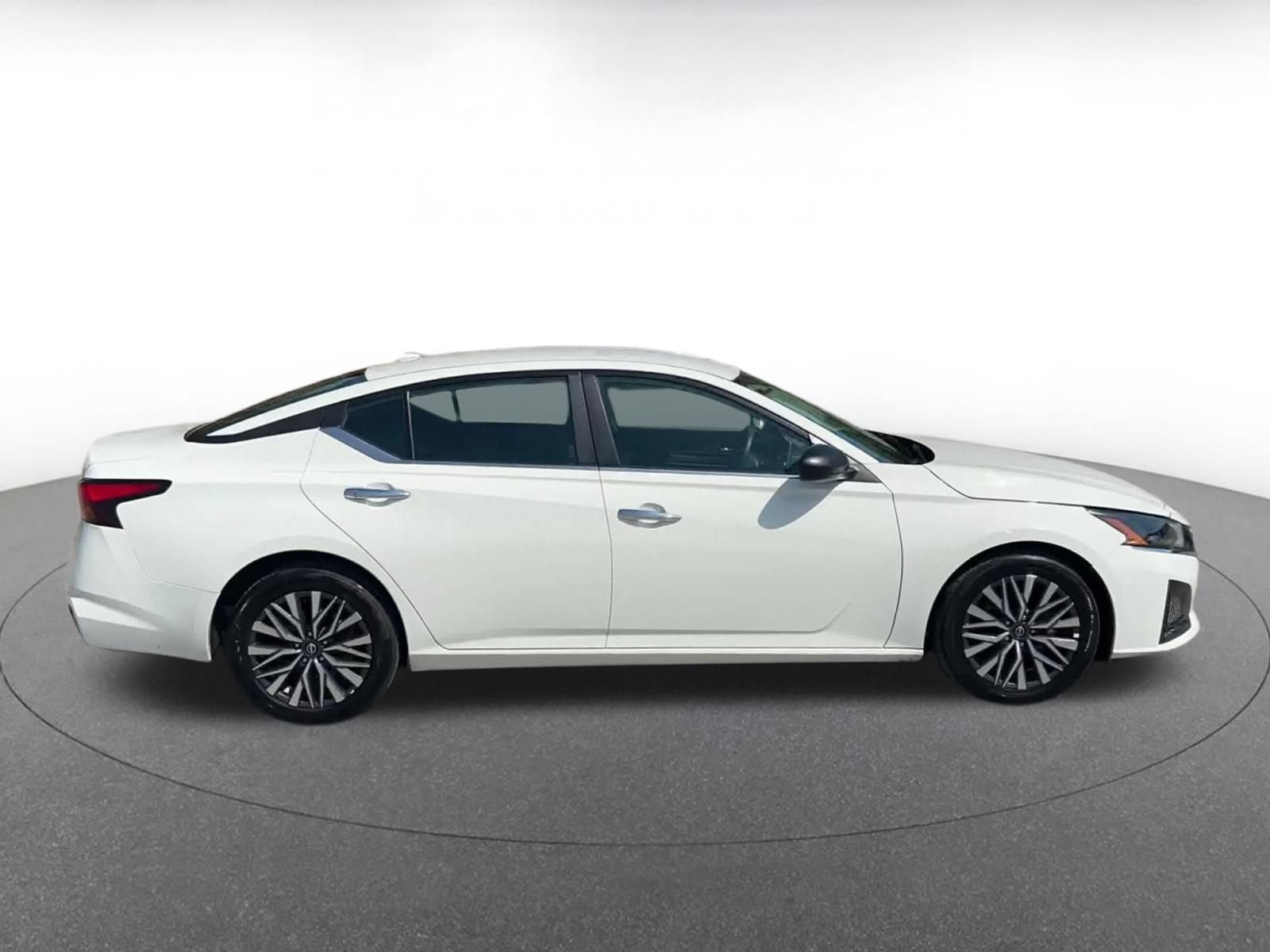 Used 2025 Nissan Altima 2.5 SV FWD image 16