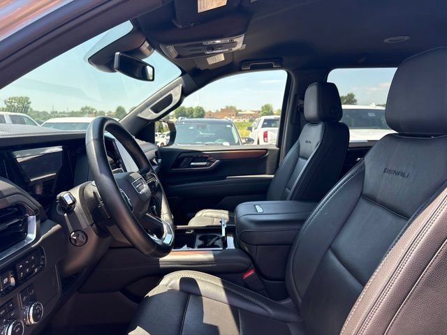 Used 2025 GMC Yukon XL Denali AWD/4WD image 12