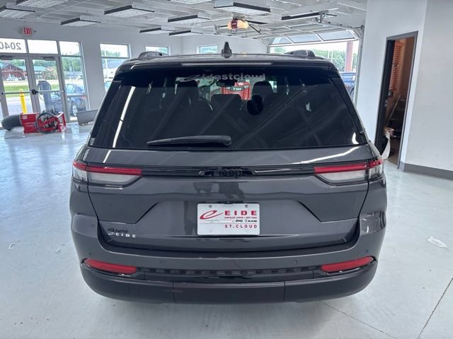 Used 2023 Jeep Grand Cherokee Altitude AWD/4WD image 7