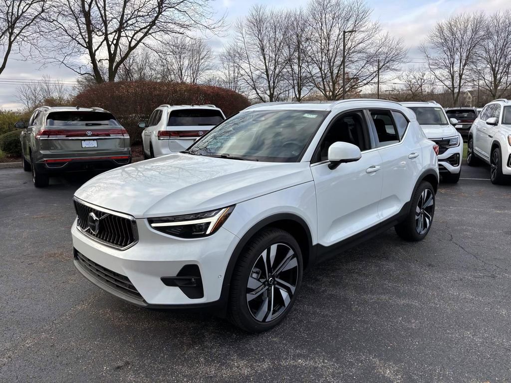 Certified 2025 Volvo XC40 B5 Plus w/ Protection Package Premier image 3