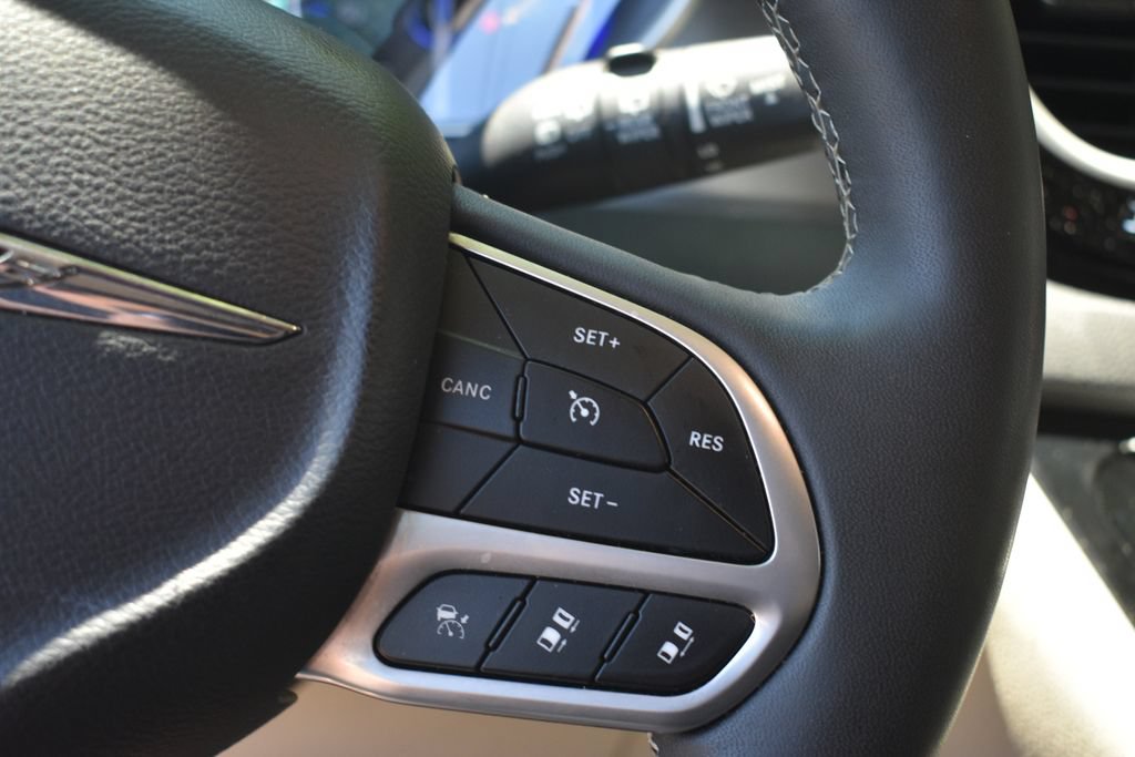 Used 2024 Chrysler Pacifica Touring-L FWD image 15