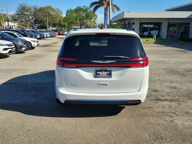 Used 2025 Chrysler Pacifica Select image 5