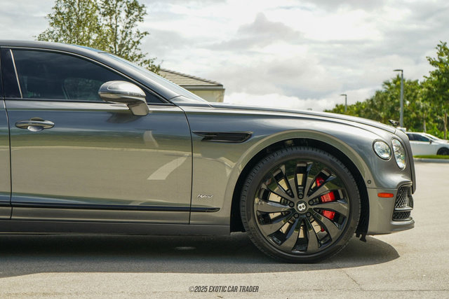 Used 2022 Bentley Flying Spur Plug-In Hybrid image 11