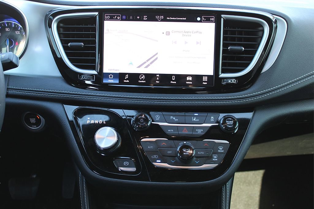 Used 2025 Chrysler Pacifica Limited image 16