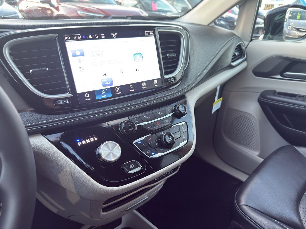 Used 2024 Chrysler Pacifica Touring-L FWD image 20