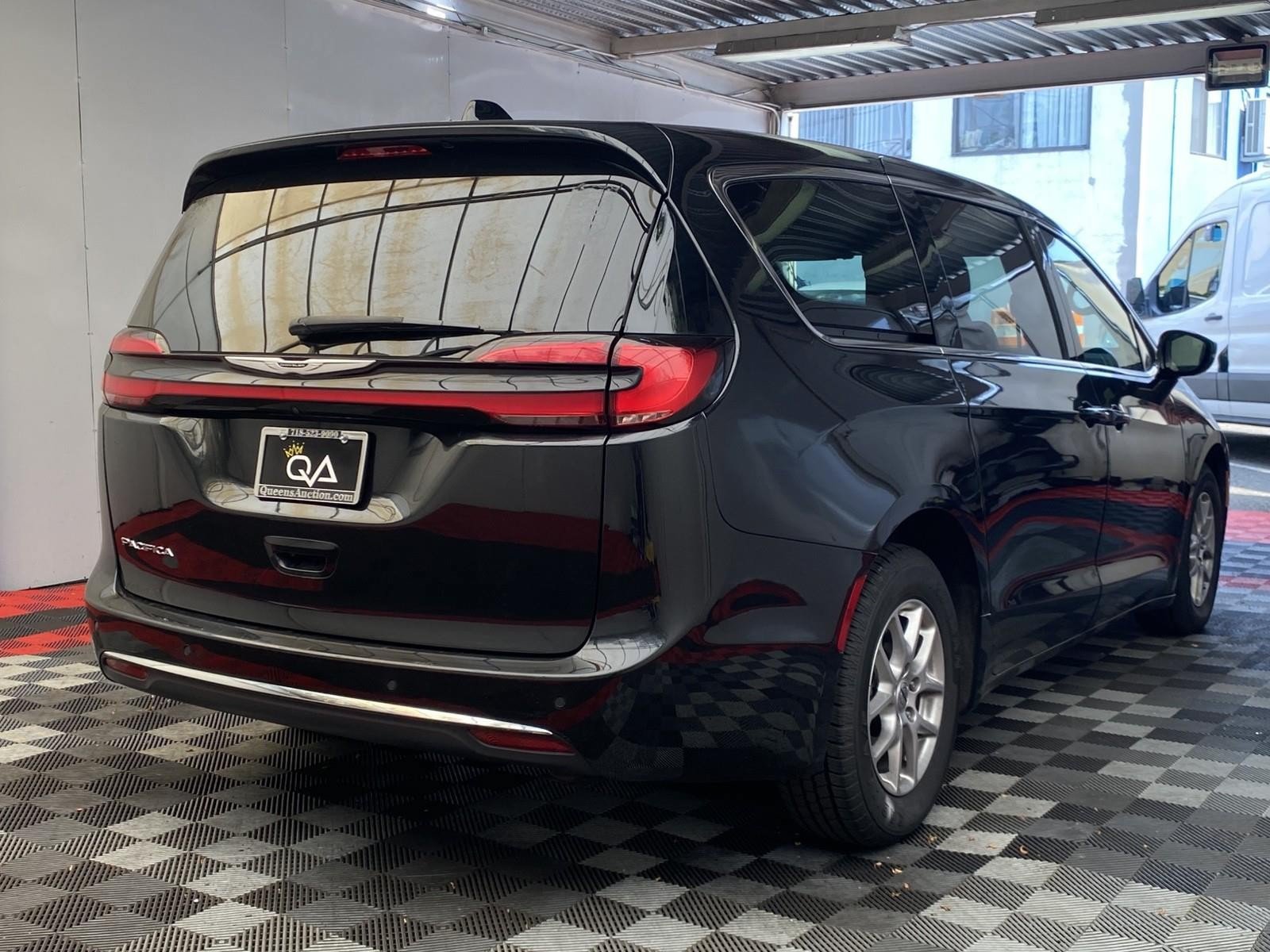 Used 2024 Chrysler Pacifica Touring-L FWD image 6