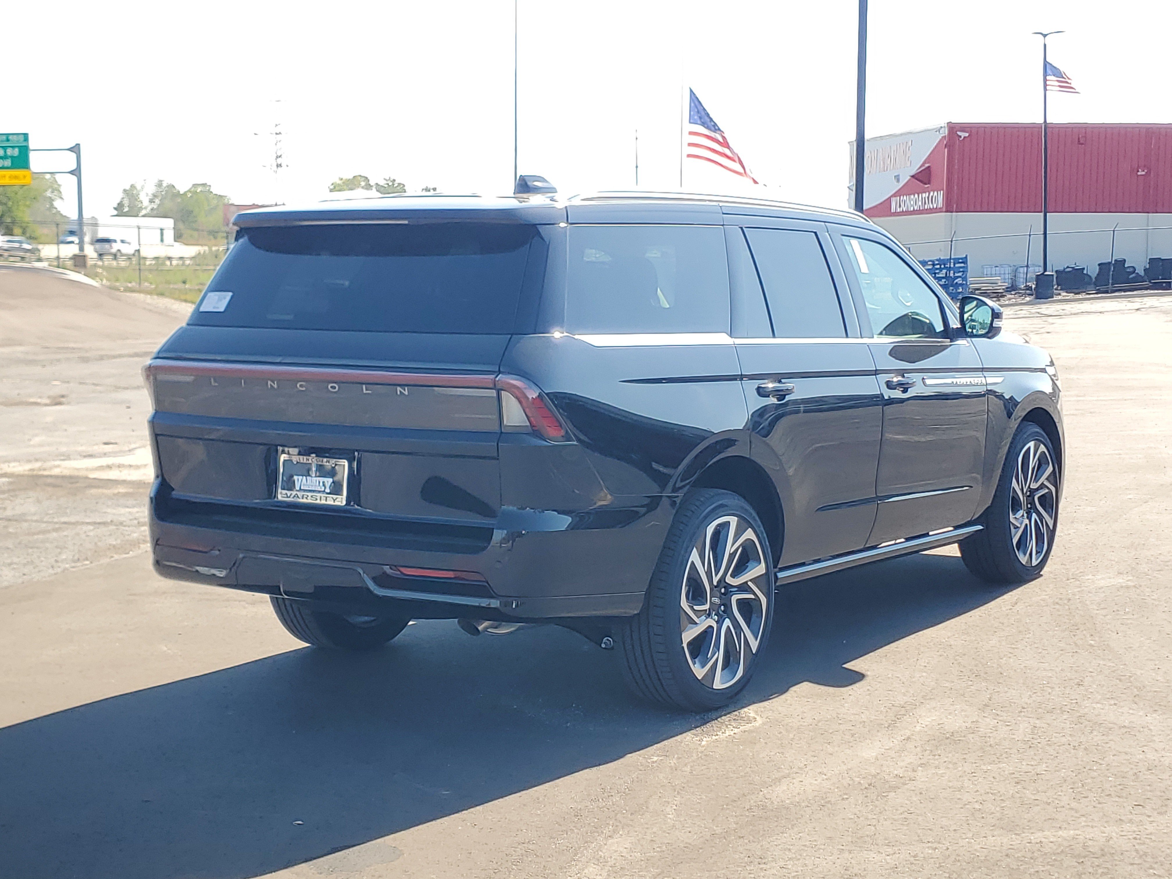 New 2027 Lincoln Navigator Reserve AWD/4WD image 4