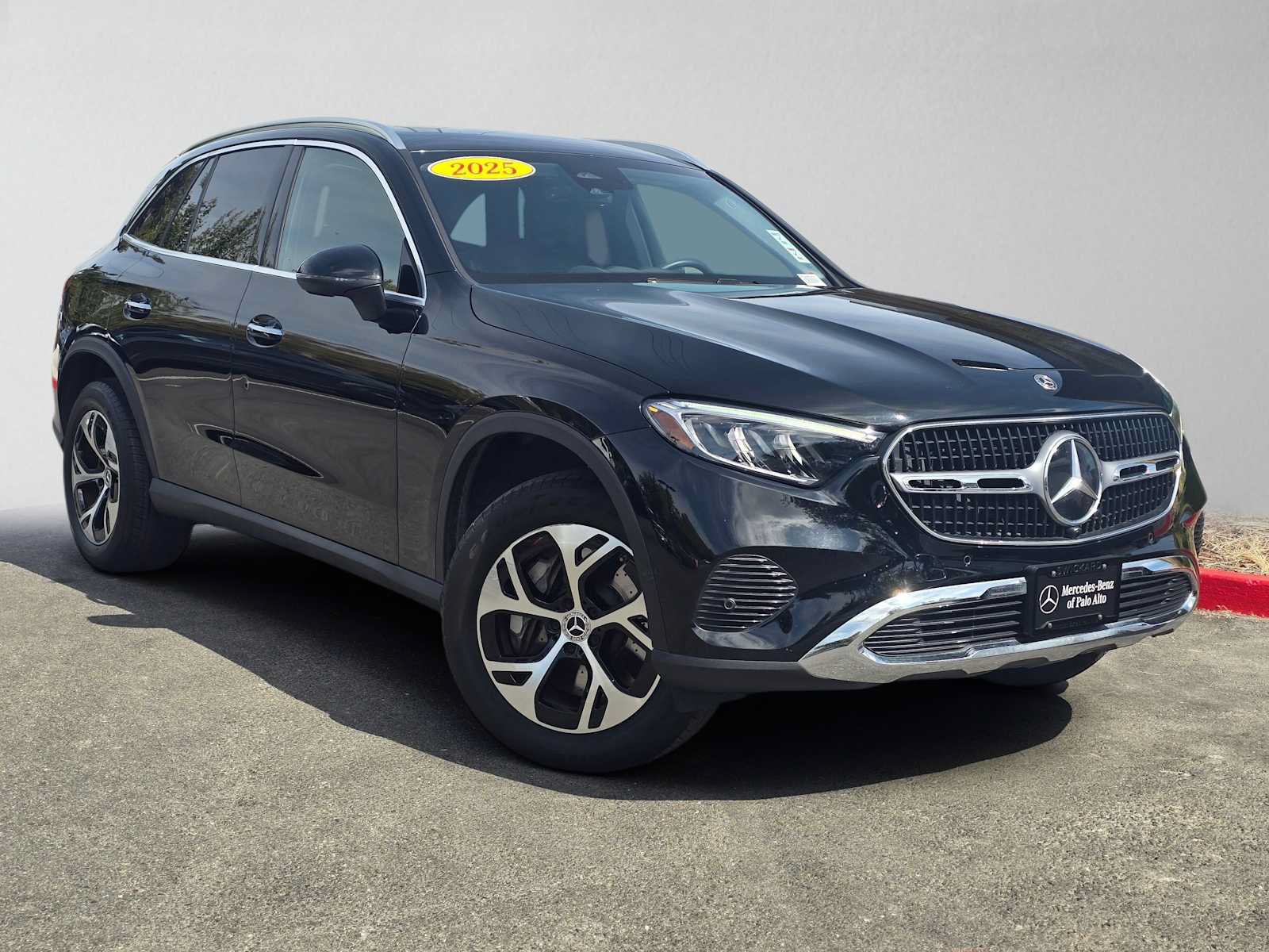 Used 2025 Mercedes-Benz GLC 350e 4MATIC image 1