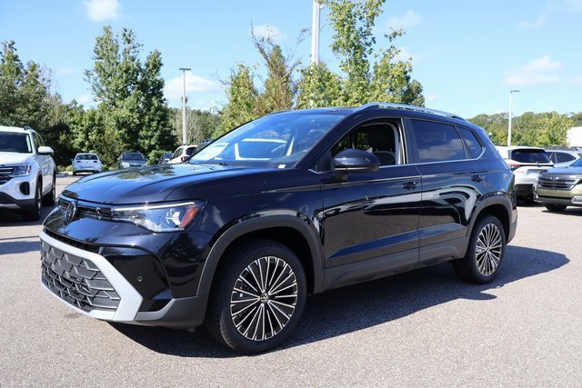 Certified 2025 Volkswagen Taos SE image 3