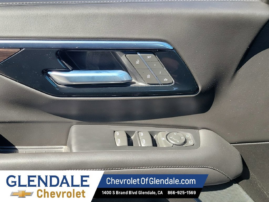 Used 2025 Chevrolet Suburban Z71 AWD/4WD image 31