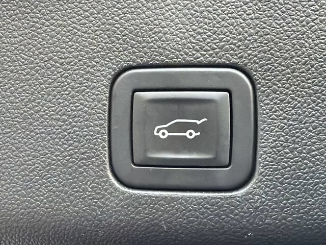 Used 2025 Cadillac Escalade ESV Sport Platinum RWD image 19