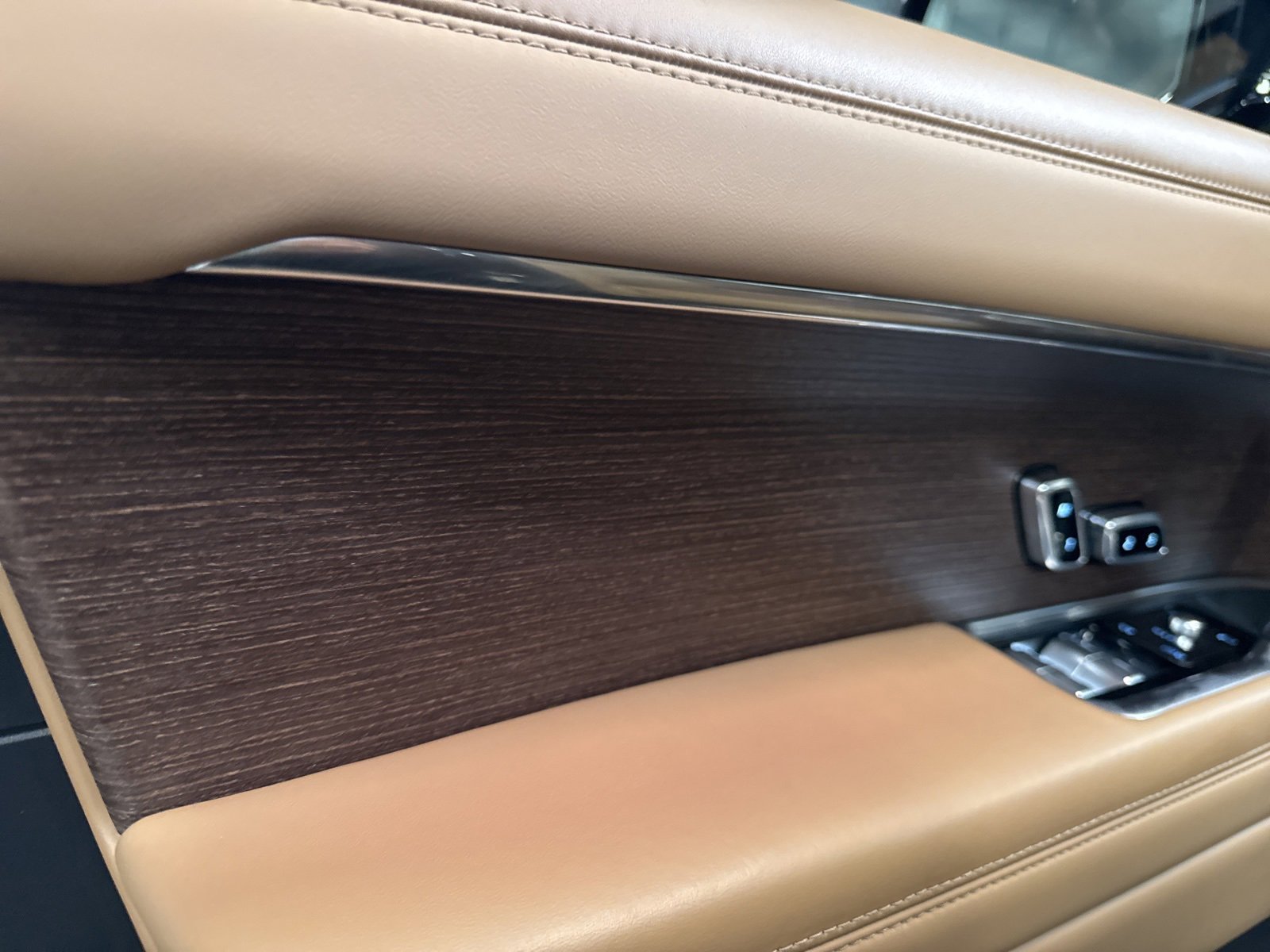 Used 2025 Land Rover Range Rover Long Wheelbase SE image 9