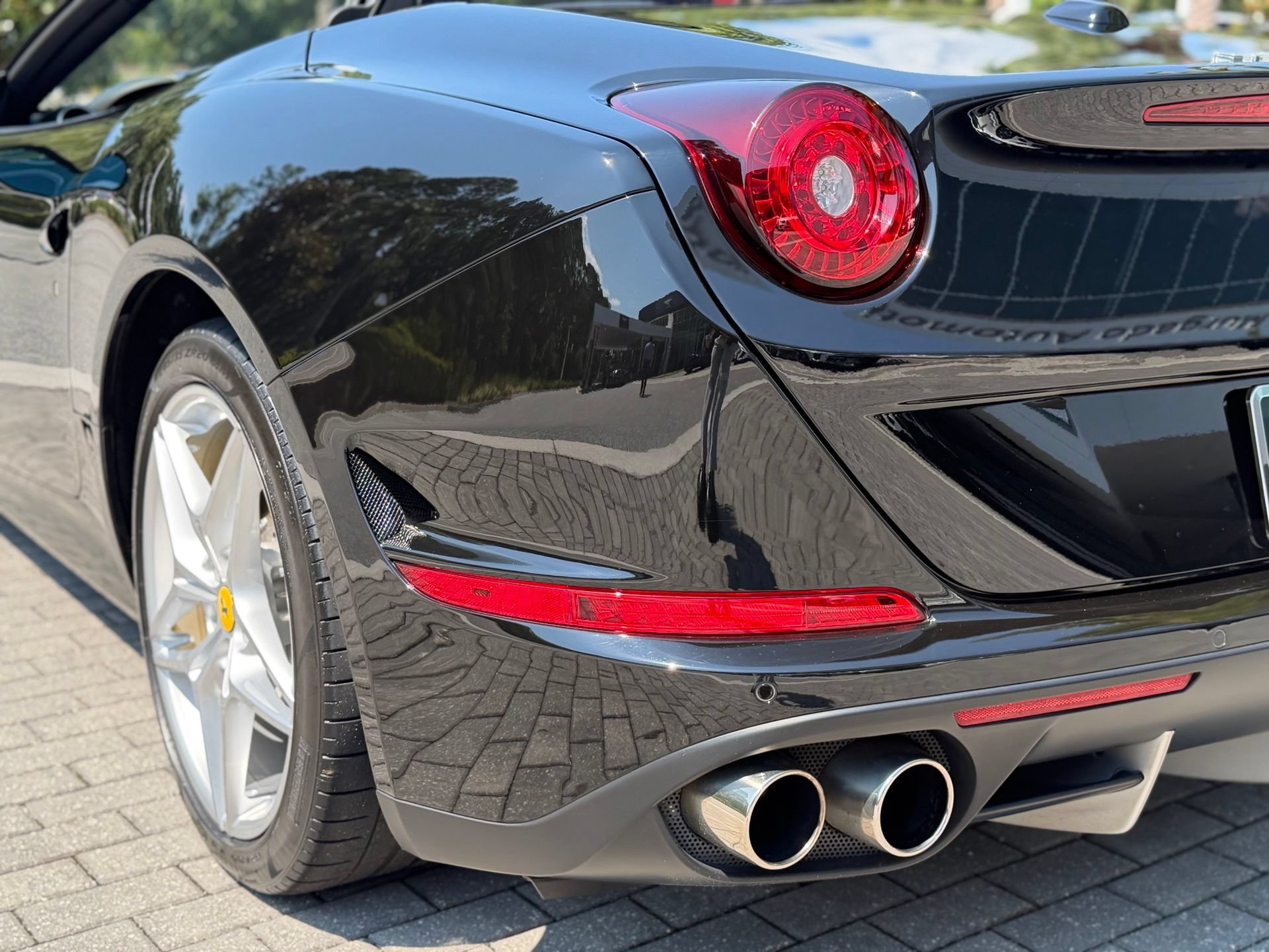 Used 2016 Ferrari California T RWD image 29