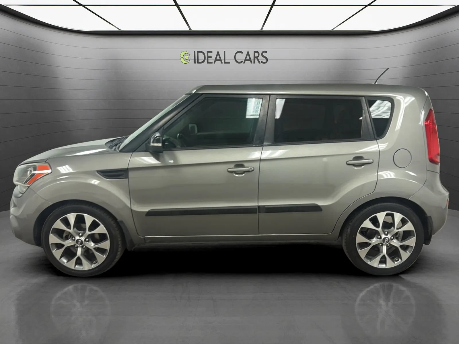 Used 2013 Kia Soul ! w/ Premium Pkg FWD image 8
