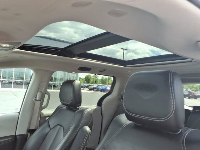 Used 2023 Chrysler Pacifica Touring-L FWD image 25