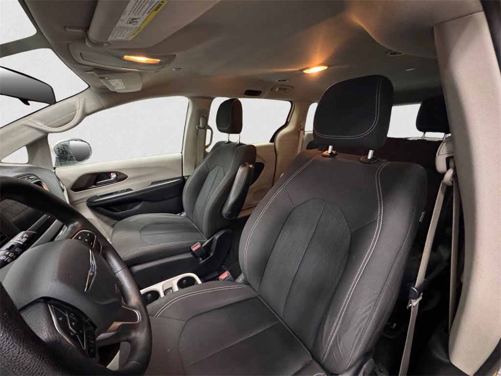 Used 2020 Chrysler Voyager L image 9