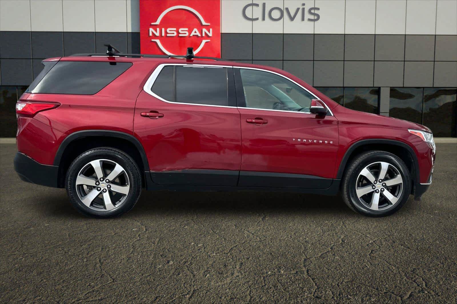 Used 2021 Chevrolet Traverse LT w/ LT Premium Package AWD/4WD image 3