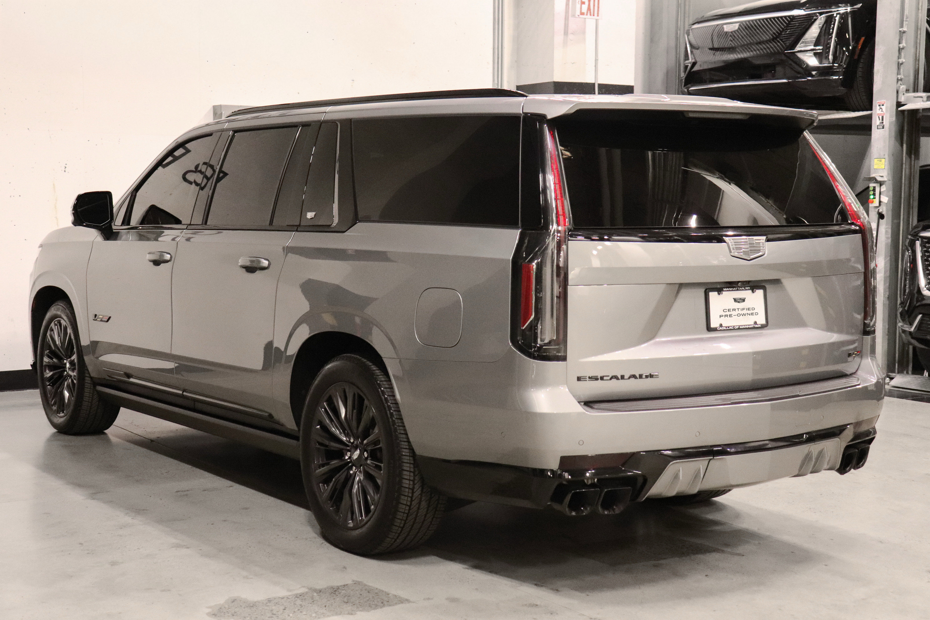 Used 2024 Cadillac Escalade ESV V w/ LPO, ONYX Package image 3