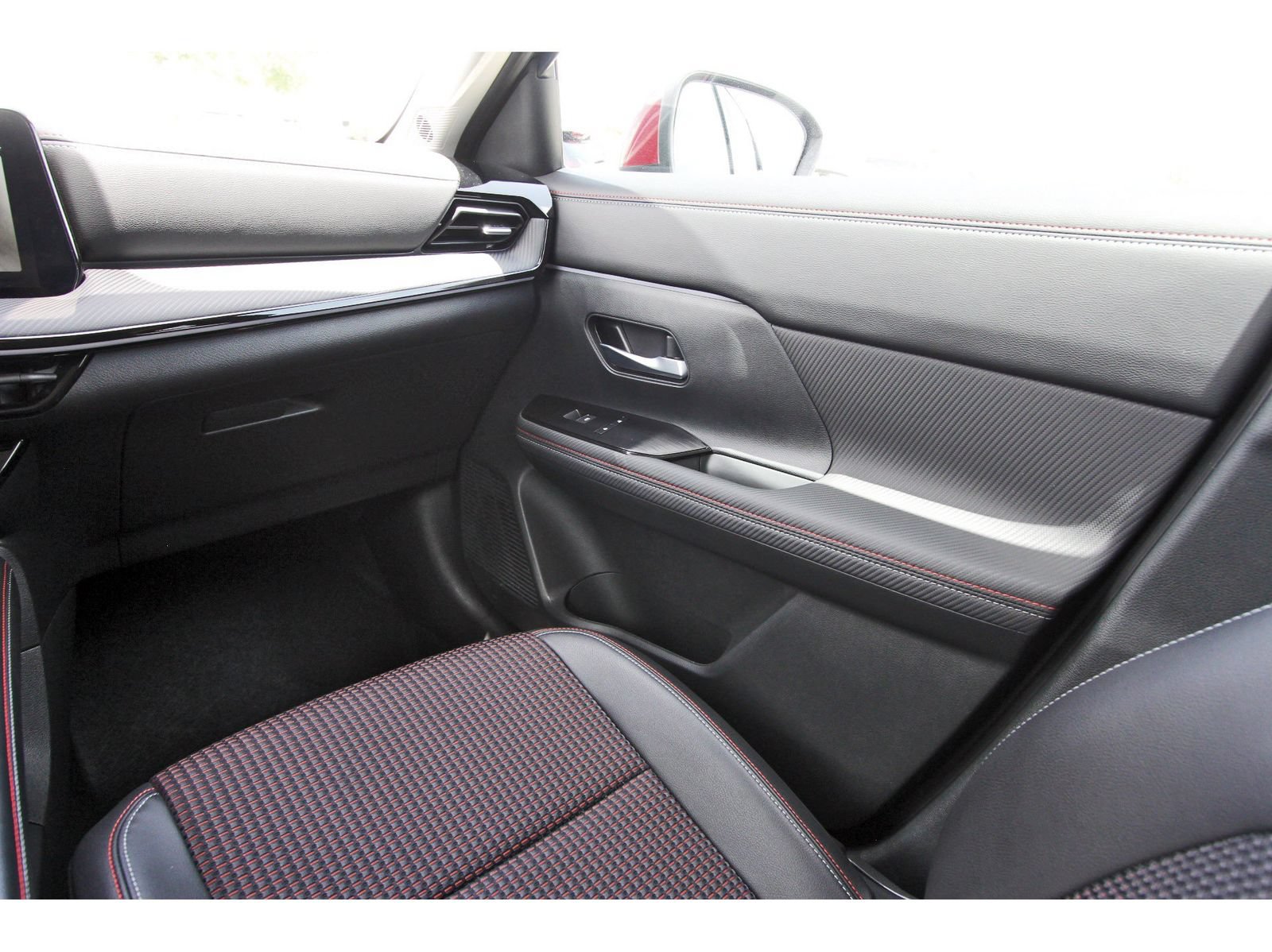 Certified 2025 Nissan Kicks SR FWD image 13